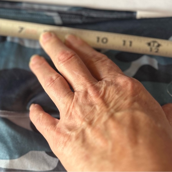 This is a Pair of Nike Camouflage Dri Fit Leggings - Picture 7 of 8